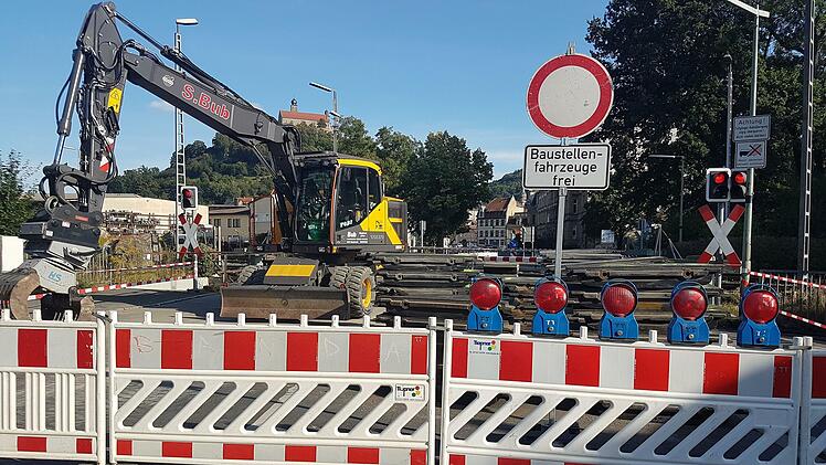 Wegen Bauarbeiten ist der Bahnübergang noch bis Donnerstag gesperrt.