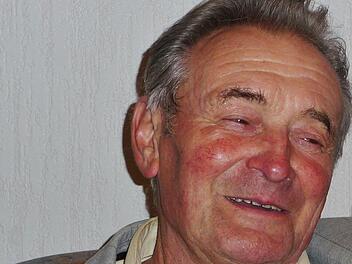 Rudi Erhard, Altbürgermeister und Ehrenbürger von Burglauer, ist kurz vor seinem 91. Geburtstag gestorben. Das Foto entstand anlässlich des Ehejubiläums im Mai 2022. Foto: Norbert Erhard