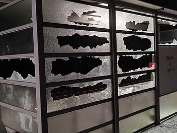 Erlangen: Zwei Jugendliche zerstören Fenster und werfen Roller an Bahnhof um