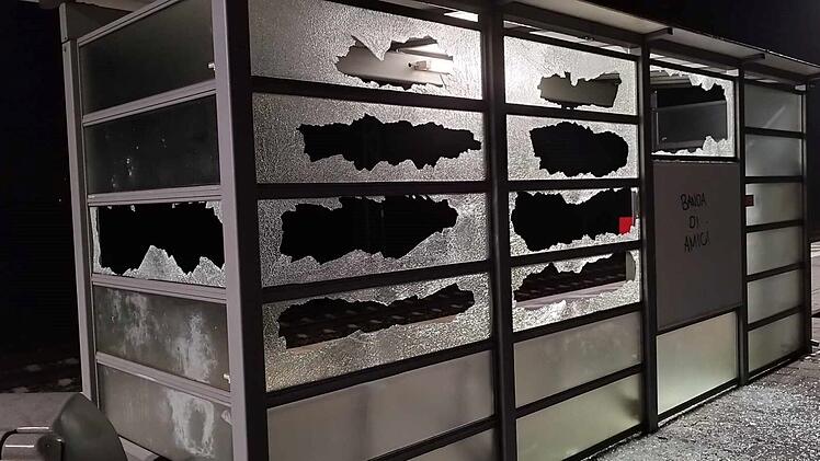 Erlangen: Zwei Jugendliche zerstören Fenster und werfen Roller an Bahnhof um