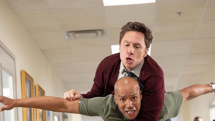 Turk (John Faison, unten) und John "JD" Dorian (Zach Braff) stellen schnell fest, dass ihre Huckepack-Aktionen nicht mehr ganz so schmerzfrei sind, wie vor 16 Jahren.