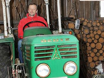 Erich Kolb fährt einen Traktor, der ein Kennzeichen trägt, das eigentlich vor 40 Jahren abgeschafft wurde, jetzt aber wohl wieder kommen wird.  Fotos: Jan Koch