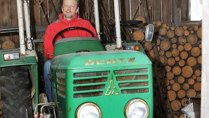 Erich Kolb fährt einen Traktor, der ein Kennzeichen trägt, das eigentlich vor 40 Jahren abgeschafft wurde, jetzt aber wohl wieder kommen wird.  Fotos: Jan Koch