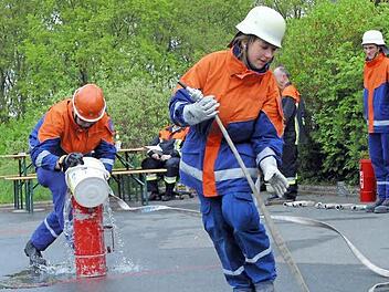 Beim Zielspritzen mit der Kübelspritze bewiesen Luisa Muther (rechts) und Tobias Brückner aus Bad Rodach ihr Können. Fotos: Bettina Knauth