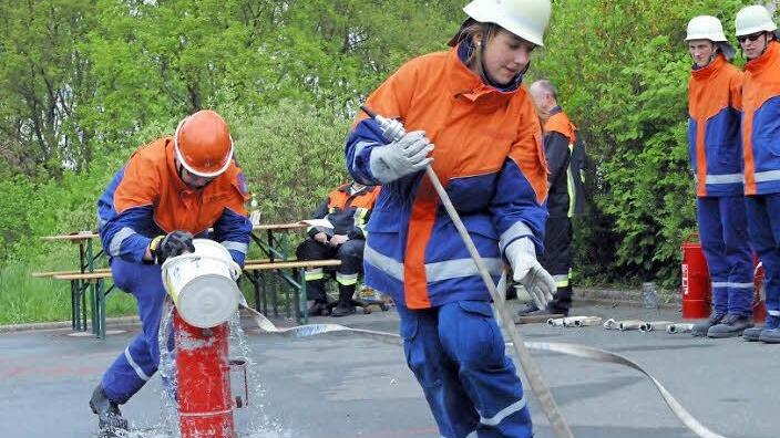 Beim Zielspritzen mit der Kübelspritze bewiesen Luisa Muther (rechts) und Tobias Brückner aus Bad Rodach ihr Können. Fotos: Bettina Knauth