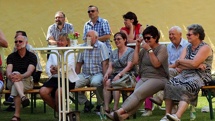 Weiter hinten waren die schattigen Plätze - es gab viel zu lachen.