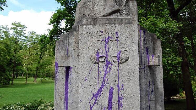 Das beschmierte Ehrenmal im Hofgarten. Foto: Oliver Schmidt