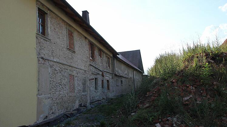 Ein Haus in Seibelsdorf wurde wegen Einsturzgefahr zwangsweise abgerissen. Es blieb ein Steinhaufen (rechts) übrig.