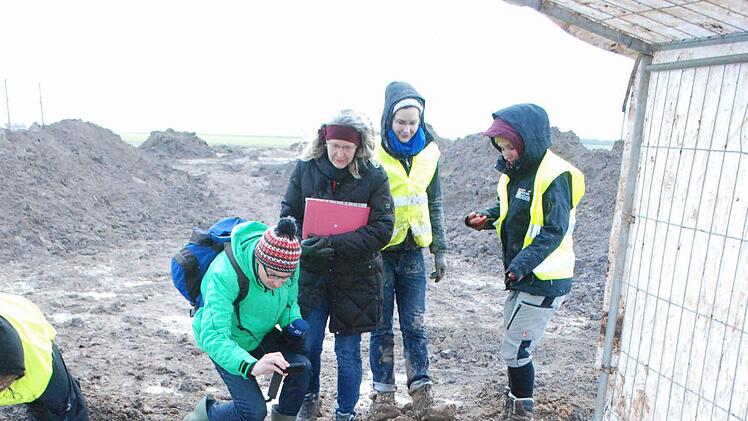 Stefanie Berg-Hobohm (Dritte von rechts) ist begeistert: Die Steinzeit-Gräber auf der Baustelle des neuen Umspannwerkes bei Schweinfurt öffnen ein Fenster in die Zeit vor 4500 Jahren. Fotos: Günter Flegel