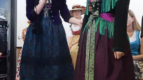 Rosalie Postatny (l.) demonstriert einige Merkmale der einheimischen Tracht.  Fotos: Reinhard Löwisch