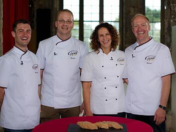 Das Team der Steigerwaldbäckerei: Michael Karbacher und Markus Schneider, Michael Oppel und Ehefrau Sandra Oppel. Foto: ZDF/Sabine Finger)