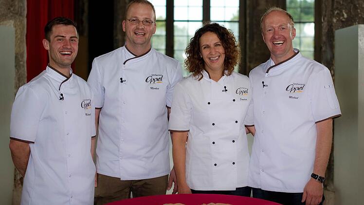 Das Team der Steigerwaldbäckerei: Michael Karbacher und Markus Schneider, Michael Oppel und Ehefrau Sandra Oppel. Foto: ZDF/Sabine Finger)