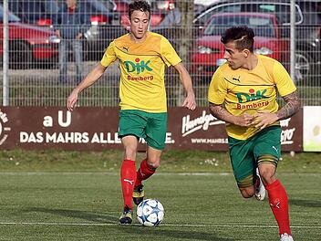 Felix Strobler (l.) bedient im denkwürdigen Heimspiel gegen den VfB Eichstätt Dominik Schütz. Der Angreifer steuerte gegen den Tabellenführer die Treffer zum 4:3 und 6:4-Endstand bei und ist mit insgesamt acht Treffern bester Torschütze bei der DJK. Foto: sportpress