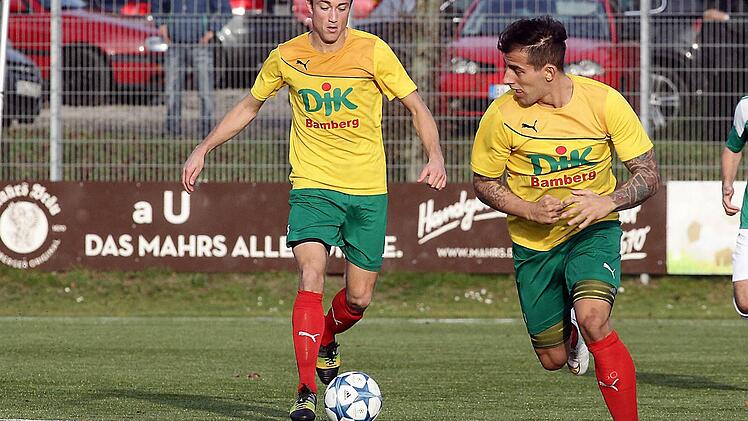 Felix Strobler (l.) bedient im denkwürdigen Heimspiel gegen den VfB Eichstätt Dominik Schütz. Der Angreifer steuerte gegen den Tabellenführer die Treffer zum 4:3 und 6:4-Endstand bei und ist mit insgesamt acht Treffern bester Torschütze bei der DJK. Foto: sportpress