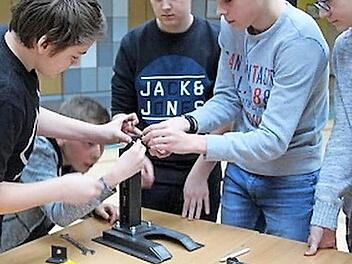 Raphael Zwingmann, Felix Neubauer, Tim Mainardy, Paul Martin und Lukas Beetz (von links) aus der Klasse 9a der Maximilian-von-Welsch-Schule übten sich im Umgang mit Kunststoff.  Foto: Heike Schülein