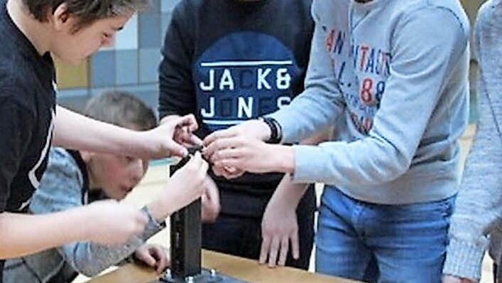 Raphael Zwingmann, Felix Neubauer, Tim Mainardy, Paul Martin und Lukas Beetz (von links) aus der Klasse 9a der Maximilian-von-Welsch-Schule übten sich im Umgang mit Kunststoff.  Foto: Heike Schülein