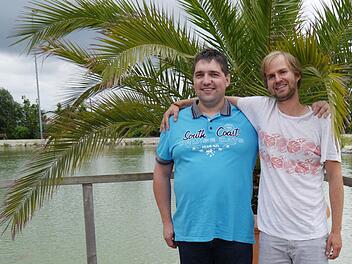 Lorenz Popp (28) aus Otterfing (rechts) und Marco Birner (40) aus Stadtsteinach sind sich äußerlich kein bisschen ähnlich. Aber die Stammzellen der beiden passten optimal zueinander. Birner hatte 2013 Stammzellen gespendet, jetzt traf er den Empfänger. Foto: Sonny Adam