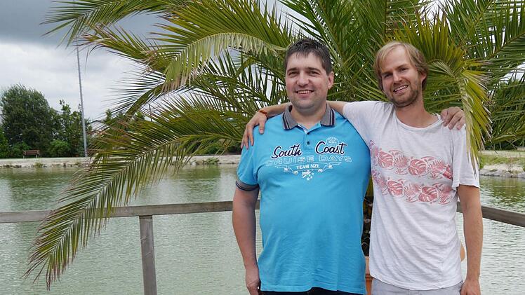Lorenz Popp (28) aus Otterfing (rechts) und Marco Birner (40) aus Stadtsteinach sind sich äußerlich kein bisschen ähnlich. Aber die Stammzellen der beiden passten optimal zueinander. Birner hatte 2013 Stammzellen gespendet, jetzt traf er den Empfänger. Foto: Sonny Adam