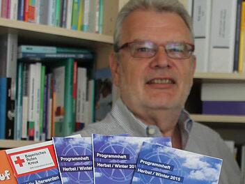 Heinz Tischler präsentierte kürzlich zum letzten Mal in seiner Amtszeit als Kronacher VHS-Leiter das Programm der Bildungsstätte. Foto: Friedwald Schedel