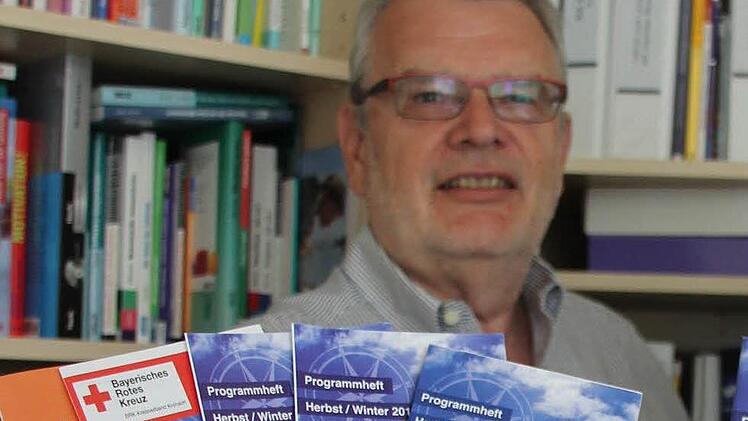 Heinz Tischler präsentierte kürzlich zum letzten Mal in seiner Amtszeit als Kronacher VHS-Leiter das Programm der Bildungsstätte. Foto: Friedwald Schedel