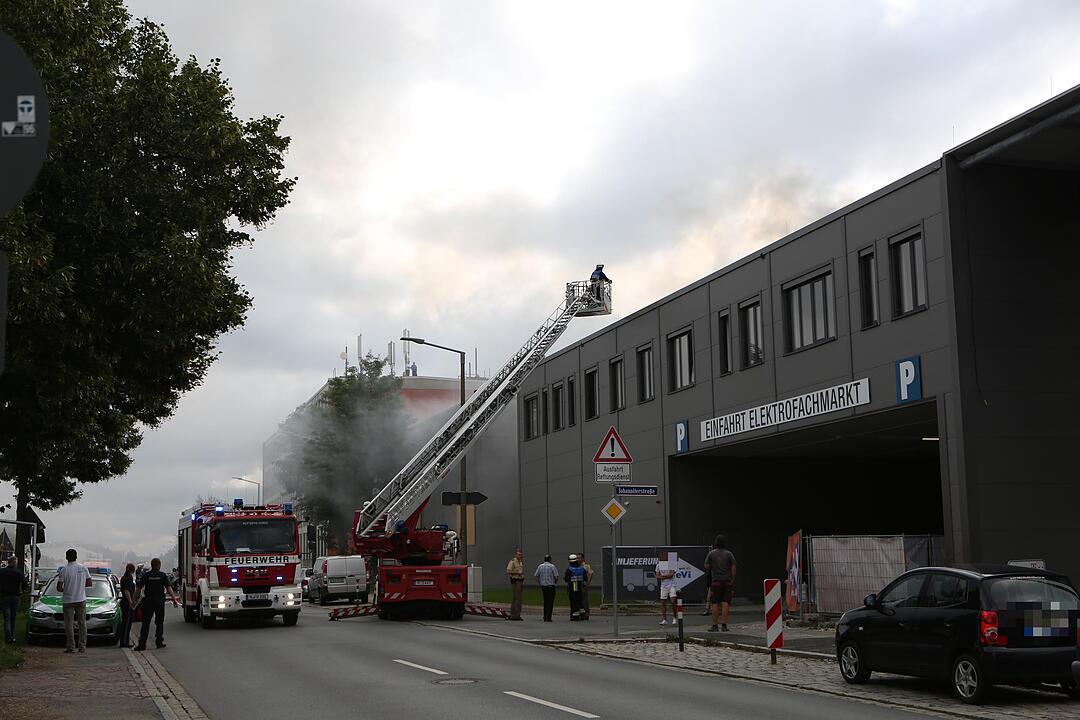 Feuer in Elektromarkt in Nürnberg-Thon