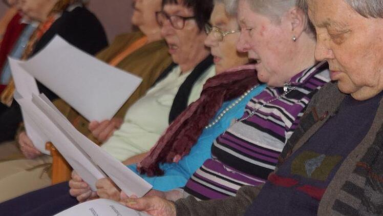 Musik als Lebensquell: Den Heimbewohner bereitete es Freude, die vorweihnachtlichen Weisen mitzusingen.