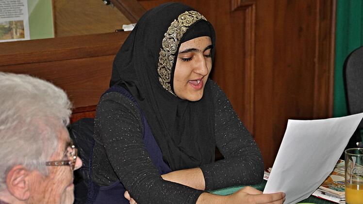 Die 15-jährige Sadaf Lali singt aus voller Kehle mit; links ihre "Neu-Oma", Eva Searty.Helmut Will