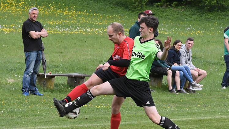 Zwei Torschützen auf einem Bild vereint: Reinhard Bramowski (links), der das Anschlusstor für Riedenberg/Oberbach erzielte, und Sven Cäsar, der das 2:0 für Schönderling markierte.Hopf