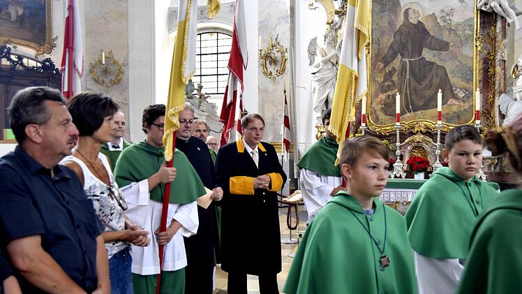 Zahlreiche Ministranten begleiteten die Kirchenschweizer zum Hauptaltar. Foto: Andreas Welz