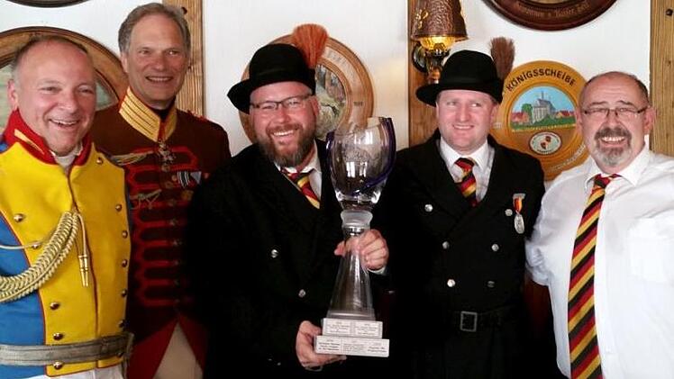 Die Siegermannschaft der Bürgerwehr Königsberg nach der Übergabe des Wanderpokals aus dem Hause Wittelsbach durch Udo Leikeim und Jürgen Völkl. Unser Bild zeigt (mit dem Pokal) von links: Udo Merz, Dominik Blümmert und Werner Sauter