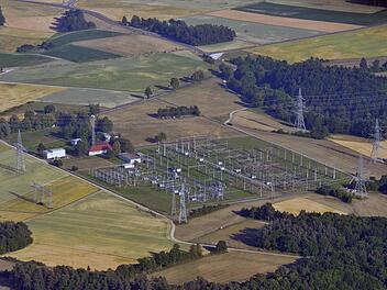 Das Umspannwerk bei Würgau: Eine alternative Trassenführung (P44mod) würde in den meisten Varianten über diesen Knotenpunkt verlaufen.  Foto: Ronald Rinklef