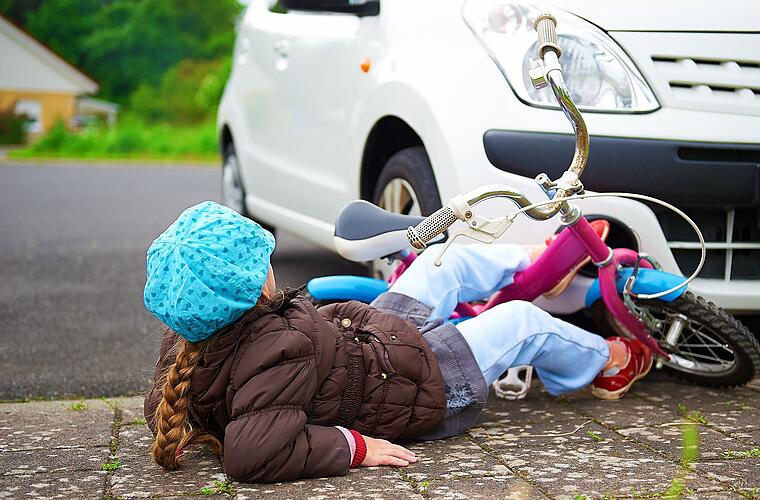 Kreis Kitzingen: Mädchen (6) prallt mit Fahrrad gegen Auto - und verliert Körperteil