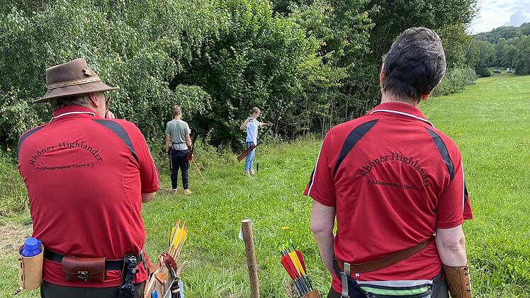 Bogenschützen in den Rhöner Highlands um Hettenhausen in Wiesen in Wäldern, auf Äckern und Feldern bei der Ausübung ihres Freizeitsports mit Pfeil und Bogen auf der "Jagd" nach Schaumstoff-Tieren.   Foto: Hans-Peter Ehrensberger