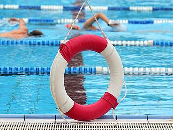 Freibad in Hilpoltstein: Kind liegt bewusst im Schwimmbecken Freibad in Hilpoltstein: Kind liegt bewusst im Schwimmbecken