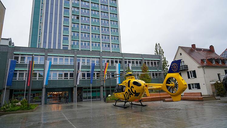 Rettungshubschrauber landet vor Rathaus