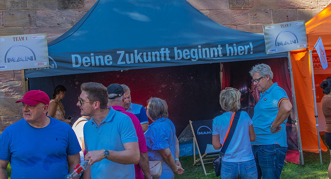 Viele verschiedene Seifenkisten waren am Start.