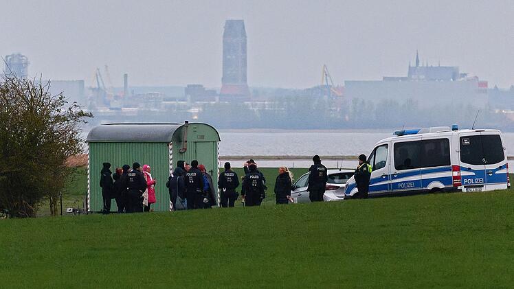 Demonstration f&uuml;r Walrettung - Polizei schreitet ein