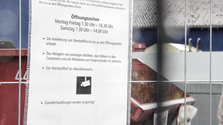 Das Schild am Wertstoffhof sorgt zusätzlich zu den Kameras für Abschreckung.