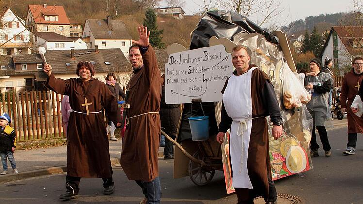 Nachdem der Limburger Bischof ihre Schatzkammer ausgeraubt hatte, sind sie wieder als Bettler unterwegs.