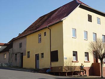 Weinbaubetrieb vergrößert sich: Die Häuserzeile soll einem Neubau Platz machen. Foto: Arkadius Guzy
