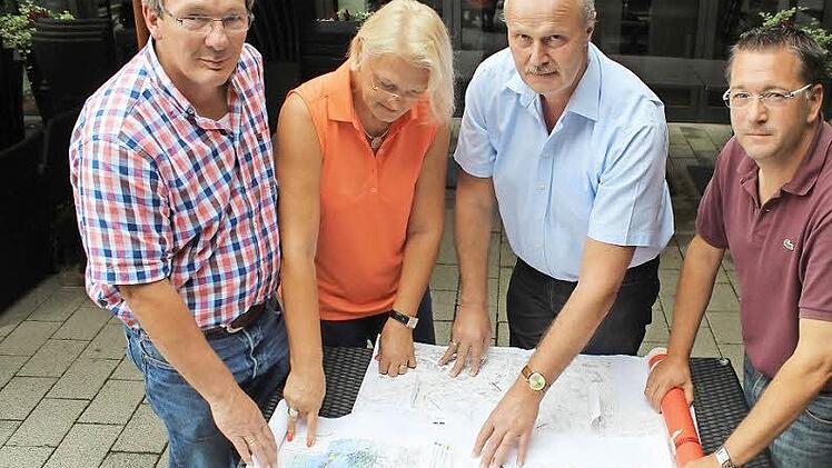 FW-Kreisvorsitzende Irene Häusler und die Bürgermeister Herbert Saft, Gerald Brehm und Karsten Fischkal (von links) kramten alte Pläne hervor, auf denen auch ein Stub-Ast von Erlangen über Röttenbach und Adelsdorf nach Höchstadt eingezeichnet ist.  Foto: Andreas Dorsch