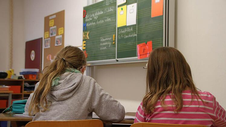 Die Kinder schreiben einen Aufsatz über die Winterlinde. Foto: Ulrike Müller