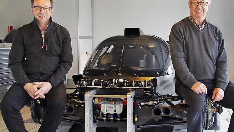 Die Brüder Uwe (links) und Heinz Isert (rechts) freuen sich auf das Comeback im Motorsport. Für einen reichen Holländer bauen sie gerade einen Ligier LMP 3 auf, mit dem dieser seinen großen Traum von Les Mans verwirklichen will. Foto: Christian Schuberth