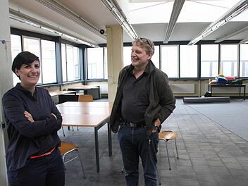 Pelin Celik und Professor Gerhard Kampe im noch leeren Experimentierraum. Am Freitagabend dürfte es voller werden. Foto: Simone Bastian