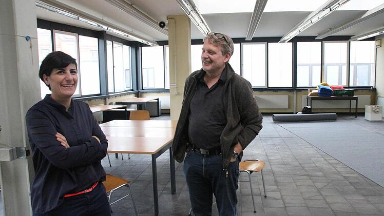Pelin Celik und Professor Gerhard Kampe im noch leeren Experimentierraum. Am Freitagabend dürfte es voller werden. Foto: Simone Bastian
