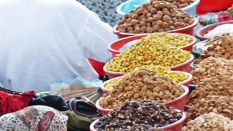 Marktfrau in Tadschikistan: Blick in den Basar der Stadt Chudschand