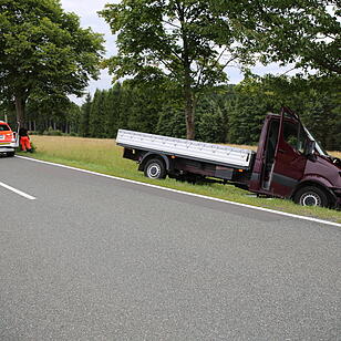 Kreis Kronach: Transporter prallt gegen Baum
