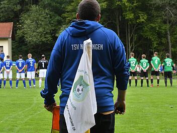 Stillgestanden: Gleich geht es los beim Lokalderby in Haard gegen den TSV Nüdlingen. Am Ende steht ein 2:2 zu Buche.Hopf