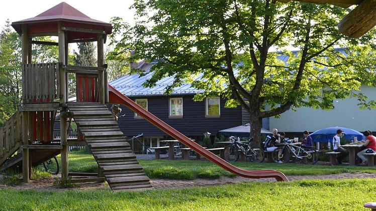 Das Berghaus Rh&ouml;n bleibt dort, wo es ist. Allerdings soll das alte Geb&auml;ude, nach den j&uuml;ngsten Pl&auml;nen des Landkreises, einem Neubau weichen.  Foto: Isolde Krapf