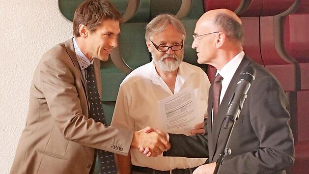 Die neuen Kreisr&auml;te Andreas Dellert und Harald Kuhn mit Landrat Wilhelm Schneider (von links) nach ihrer Vereidigung. Foto: Andreas L&ouml;sch